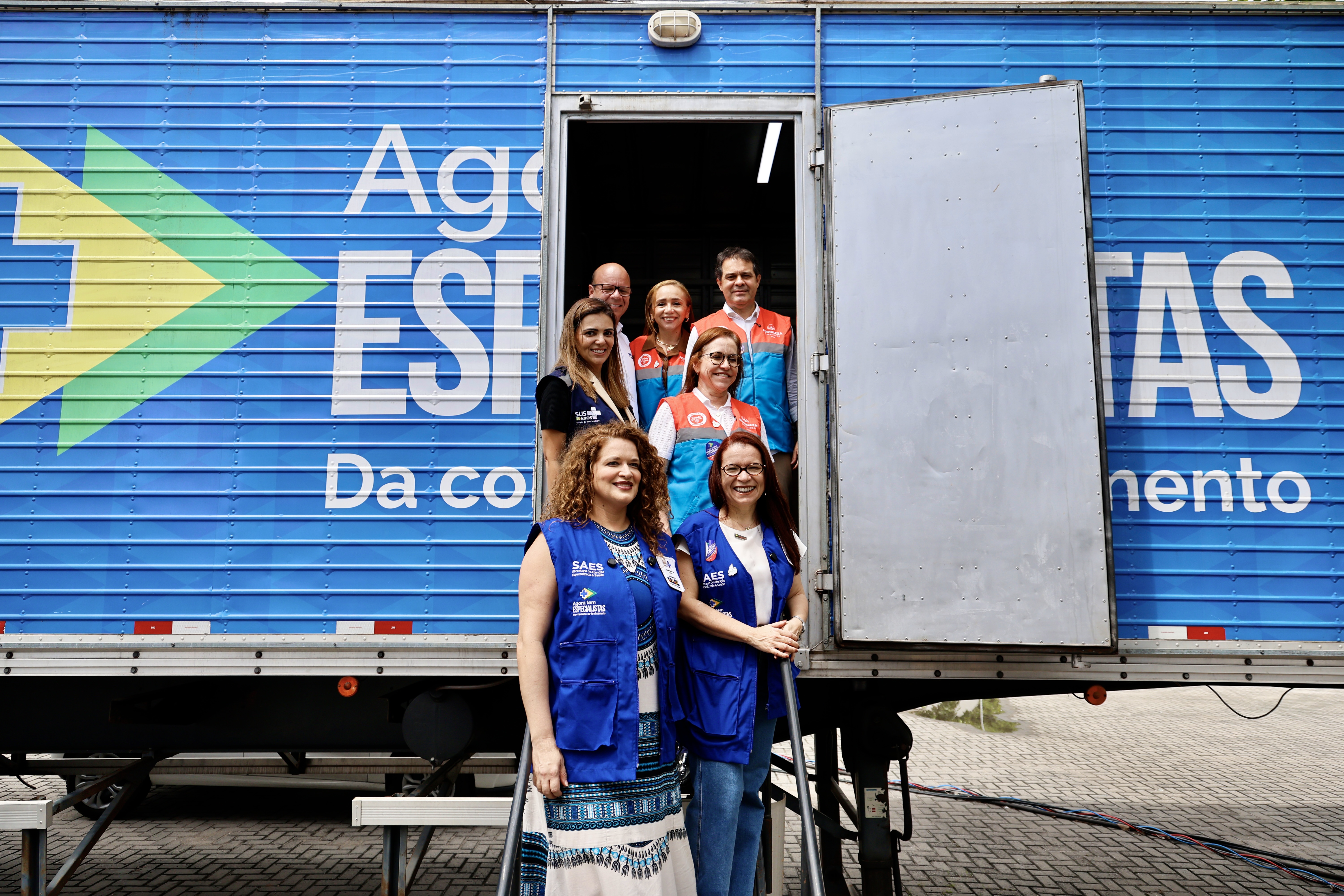 grupo de pessoas posa para a foto